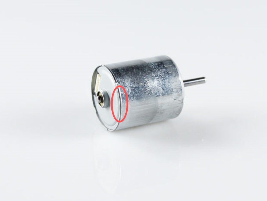 Why is the crimped edge of the motor housing prone to oxidation and rust?